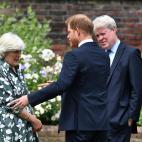Harry con su tía, Lady Jane Fellowes y su tío, Charles Spencer