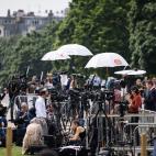 Prensa congregada a las puertas de Kensington