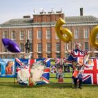 El fan real John Loughrey posa con unos globos por el que hubiera sido el 60º cumpleaños de Lady Di
