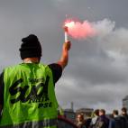Un trabajador de los ferrocarriles franceses, este martes en la protesta organizada ante la estaci&oacute;n de Gare de Lyon, en Par&iacute;s.