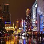 La ciudad más poblada de China tiene una de las vistas panorámicas más impresionantes del mundo, llena de extraños edificios que bien podrían estar sacados de cualquier película de ficción. En sus calles, las luces de neón y los carteles...