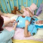 La vida puede ser muy estresante, y algunas personas encuentran formas muy curiosas de relajarse. Es lo que pasa con los Adult Babies o bebés adultos, que cuando llegan a casa del trabajo se dejan en manos de otros, que les ponen un pañal y le...