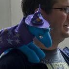 Los bronies son una comunidad de fans formada por hombres de más de 18 años que se reúne tanto en Internet como en persona para compartir su afición. ¿Lo que les une? Mi pequeño pony, una serie que muchos consideran "para niñas". "Hay q...