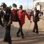 Los integrantes de La Sape - Société des Ambianceurs et des Personnes Élégantes (una traducción aproximada sería 'Sociedad de Creadores de Estilo y de Gente Elegante') son varones africanos que se rebelan contra su Gobierno y su situació...