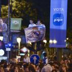 Aficionados del Real Madrid celebran la Copa de Europa en Cibeles.