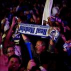 Los aficionados del Madrid celebran en Lisboa el título.