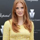 ¿Quién dijo que las pelirrojas no podían llevar pintalabios rosa? El tono pega perfectamente con su brillante vestido amarillo.