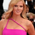 Stone se queda con el público con un look sencillo y potente: pelo con volumen y ondas, largas pestañas y labios nude.