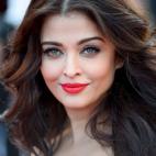 Brillantes ojos verdes, eyeliner gatuno y rojo de labios cremoso: un look de diez..