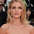 La modelo de Burberry corta la respiración con su maquillaje bronce y sus ondas sueltas.