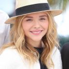 La joven estrella apostó por un look fresco con ondas deshechas, un maquillaje muy suave y un sombrero fedora.