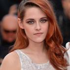 Cambio de look: Stewart apuesta por una melena con ondas en tonos rojizos y ojos en tonos berenjena.