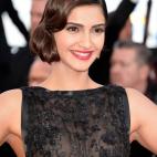 Kapoor apuesta por un look clásico de los años 40 con un recogido bajo y labios rojos.