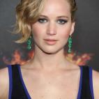 El falso bob con ondas de Lawrence y su maquillaje ahumado son perfectos con su color de ojos, su vestido y sus joyas.