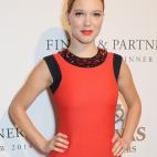 El pelo hacia atrás y el brillante naranja de labios casan perfectamente con la piel de porcelana de la actriz.