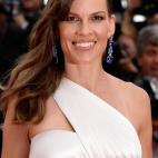 Las ondas laterales y la piel luminosa consiguen hacer brillar tanto el vestido como los pendientes azules.