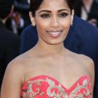 Pinto, perfecta en la alfombra roja con sus brillate coleta baja, cejas marcadas y labios en tono suave.