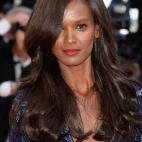 La modelo da buen ejemplo de cómo se puede pisar tanto la pasarela como la alfombra roja con un pelazo de estrella y labios rojos perfectos.