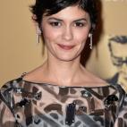 Nos encanta el corte pixie con textura de Tautou y su color de labios en tono uva.