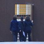 Pantoja ha entrado en la cárcel acompañada de dos funcionarias que han salido a por ella. Una de ellas llevaba en la mano lo que parecía una carpeta. con informes.