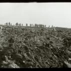 Fotografía tomada durante la Batalla del Somme: una de las tres imágenes que tomó Hackney durante el ataque de la 36ª división del Ulster el 1 de julio de 1916. Al fondo puede verse a varios soldados alemanes rindiéndose a las tropas aliad...