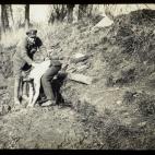 Fotografía tomada en el bosque de Thiepval en junio de 1916. Paul Pollock, de pie y fumando, era el hijo del pastor presbiteriano de la iglesia de Saint Enoch en Belfast, donde acudía Hackney. Murió el 1 de julio de 1916 durante la primera jo...