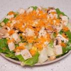 Lo curioso de este plato es su aderezo. Nada de aceite y vinagre, aquí lo que se añade es zanahoria rallada y humus. Esta es la forma de prepararla.