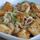 Se necesitan setas, tofu, ajo, cebollino, salsa de soja y de ostras, fécula de maíz, agua, aceite vegetal y pimienta blanca. Puedes ver en Cookpad cómo prepararla o seguir los pasos de este vídeo.