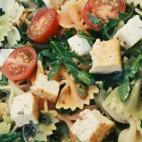 Que lleve tofu no impide que la receta incluya también queso fresco. Para decorarla se recomiendan pipas de calabaza y pepinillos. Sigue estos pasos para prepararla.