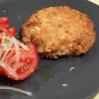 Aunque es hamburguesa como la anterior, la forma de preparación y los ingredientes no tienen nada que ver. Encuentra la receta en Cookpad y mira aquí cómo prepararla.