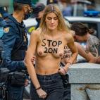 Activistas de Femen irrumpen en un acto franquista en el centro de Madrid