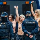 Activistas de Femen irrumpen en un acto franquista en el centro de Madrid