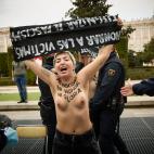 Activistas de Femen irrumpen en un acto franquista en el centro de Madrid