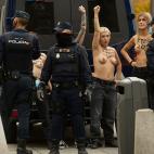 Activistas de Femen irrumpen en un acto franquista en el centro de Madrid