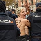 Activistas de Femen irrumpen en un acto franquista en el centro de Madrid