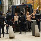 Activistas de Femen irrumpen en un acto franquista en el centro de Madrid