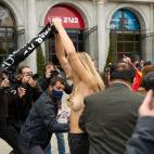 Activistas de Femen irrumpen en un acto franquista en el centro de Madrid