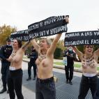 Activistas de Femen irrumpen en un acto franquista en el centro de Madrid