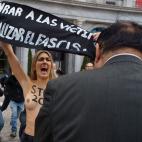 Activistas de Femen irrumpen en un acto franquista en el centro de Madrid