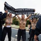 Activistas de Femen irrumpen en un acto franquista en el centro de Madrid