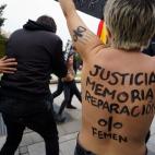 Activistas de Femen irrumpen en un acto franquista en el centro de Madrid