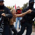 Activistas de Femen irrumpen en un acto franquista en el centro de Madrid