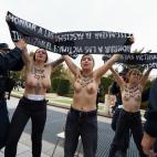 Activistas de Femen irrumpen en un acto franquista en el centro de Madrid