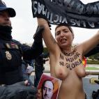 Activistas de Femen irrumpen en un acto franquista en el centro de Madrid