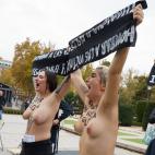 Activistas de Femen irrumpen en un acto franquista en el centro de Madrid