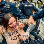 Activistas de Femen irrumpen en un acto franquista en el centro de Madrid