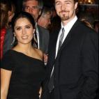 Con su entonces pareja, el actor Edward Norton, en el estreno de Dragón Rojo