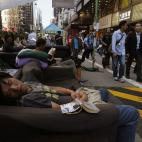 Los manifestantes en favor de la democracia en Hong Kong no sólo han ocupado las principales calles, sino que se han equipado de sillones y libros y han montado una biblioteca en pleno distrito comercial.