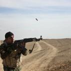 Un miembro de las fuerzas de seguridad iraquíes dispara durante el intenso despliegue de seguridad tras los disturbios con los militantes del Estado Islámico en la provincia de Diyala (Irak). La violencia se ha intensificado en la zona, y much...