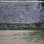 Manos pintadas en el muro situado tras una portería de Río de Janeiro.